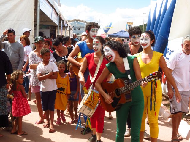 Apresentação da Guerrilha do Bom Humor em Itapuã, DF, 2012. Foto de Natasha Padilha.